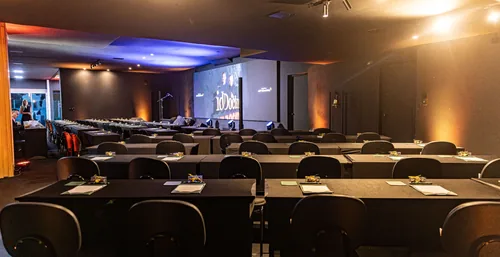 Auditório da Casa do Relacional montado em formato escolar com telão LED idDoctor