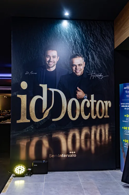 Backdrop fotográfico do evento idDoctor com Tiago Keniskley e Dr. Bones