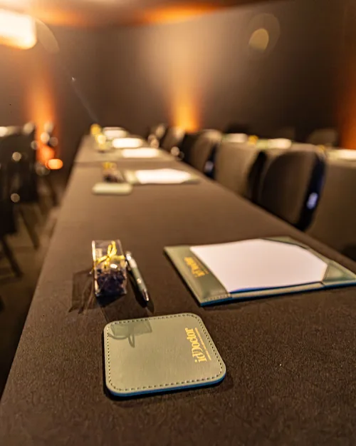 Detalhe da mesa montada com bloco de notas e brinde idDoctor