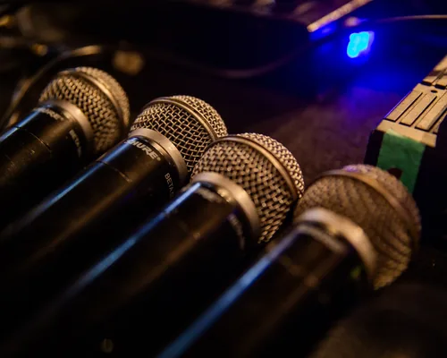 Microfones Shure profissionais utilizados nos eventos da Casa do Relacional