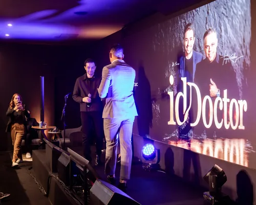 Tiago Keniskley e Dr. Bones no palco do evento idDoctor com painel LED ao fundo