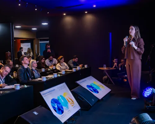 Palestrante apresentando ao vivo durante o evento idDoctor para plateia atenta